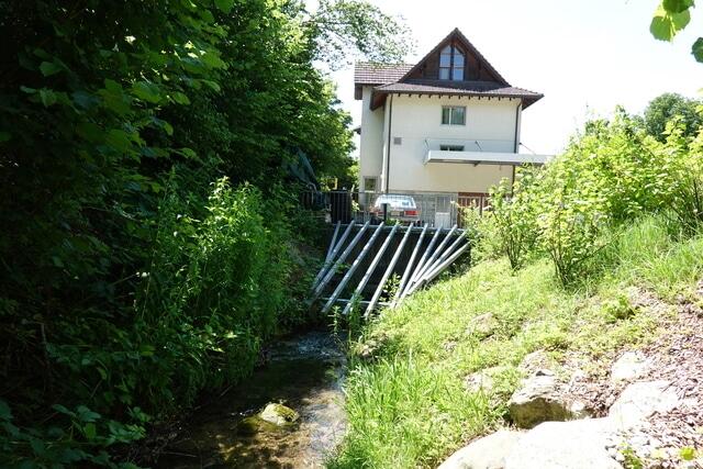 Hochwasserschutzmassnahmen und Renaturierung Eggenwil; Teilprojekt «Feinrechen Junebach Buechstrasse, Eg06», realisiert 2015. Bild: Gemeindekanzlei/Walter Bürgi