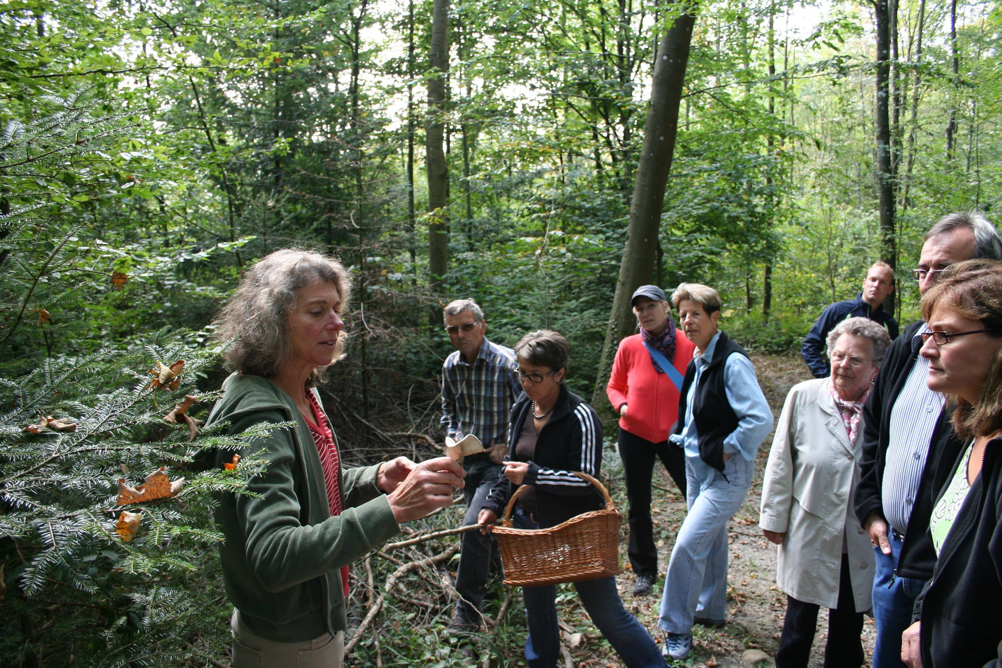 Pilzkontrolleurin Pamela Roesch informiert am Waldumgang 2009 über die verschiedenen Pilzarten