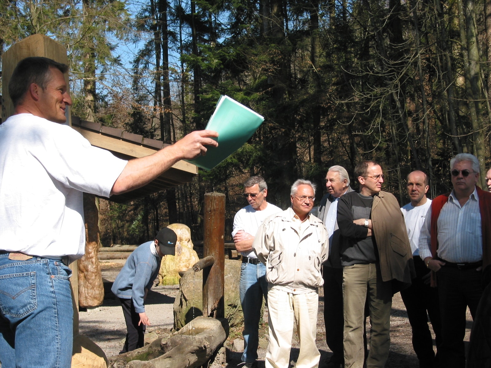 Revierförster Urs Huber informiert die Besucher über die verschiedensten Themen rund um den Wald