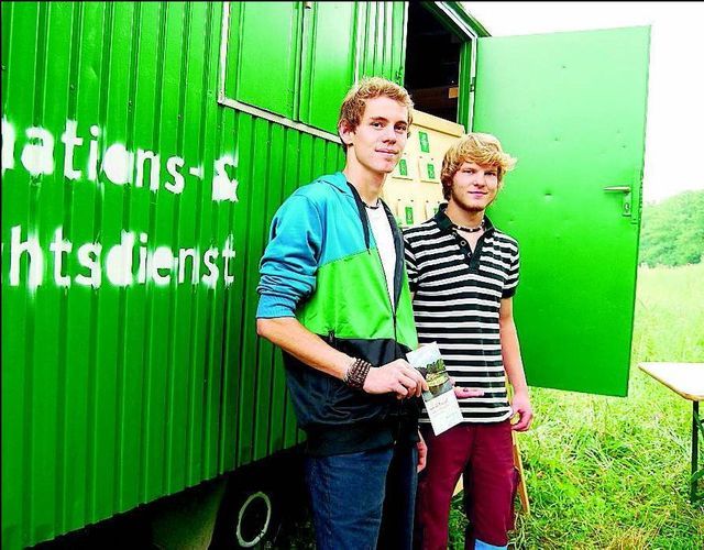 Sascha Stalder (links) und Samuel Knecht betreuen das Infomobil. SL