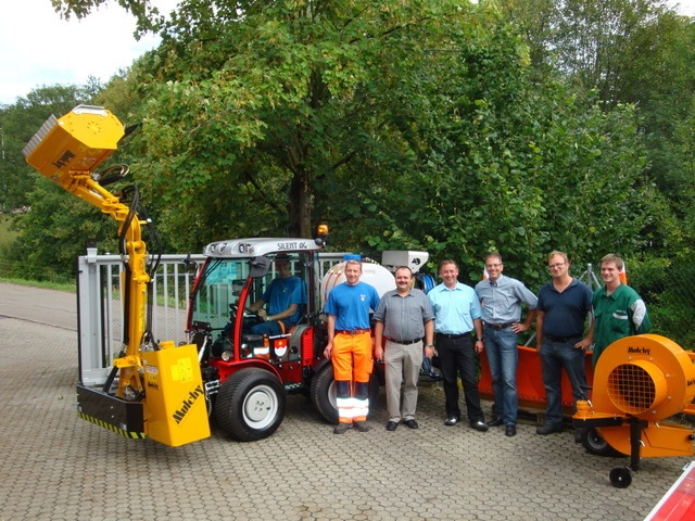 Offizielle Übergabe des neuen Kommunaltraktors an die Gemeinde Eggenwil: (v.l.n.r.) Markus Belser und Bruno Meier, Bauamt/technische Betriebe, Gemeindeammann Thomas Endres, die Gemeinderäte Roger Hausherr und Paul Wertli sowie Ralf Meier und Thomas Zimmermann von der Firma Silent AG. Bild: GK/bü 14.07.2011