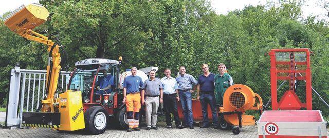 Die Behördenmitglieder (Markus Belser, Bruno Meier, Thomas Endres, Roger Hausherr, Paul Wertli, Ralf Meier und Thomas Zimmermann, v.l.) nehmen den knickgelenkten Kompaktschlepper in Empfang. Bild AZ 16.07.2011/CA