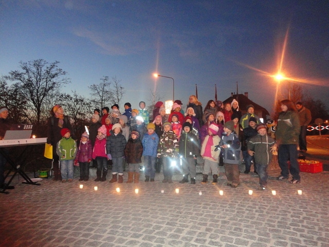 Einstimmung auf den Advent 2011 auf dem Dorfplatz Einstimmung auf den Advent 2011 auf dem Dorfplatz