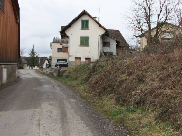 Die Unterdorfstrasse soll endlich saniert werden; am Hang rechts entsteht eine Mehrfamilienhaussiedlung. Bild: André Widmer Die Unterdorfstrasse soll endlich saniert werden; am Hang rechts entsteht eine Mehrfamilienhaussiedlung. Bild: André Widmer