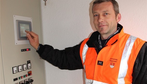 Mit einem Klick auf den Touchscreen der neuen Pumpanlage hat Bruno Mit einem Klick auf den Touchscreen der neuen Pumpanlage hat Bruno