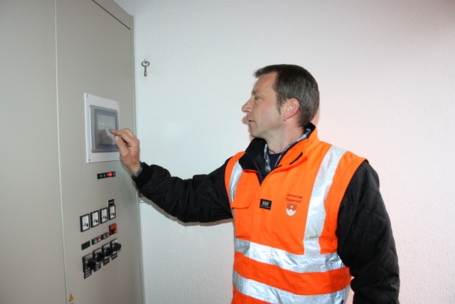 Bruno Meier, Leiter der technischen Betriebe, setzt die neue Abwasserdruckleitung in Betrieb. Bild: kae