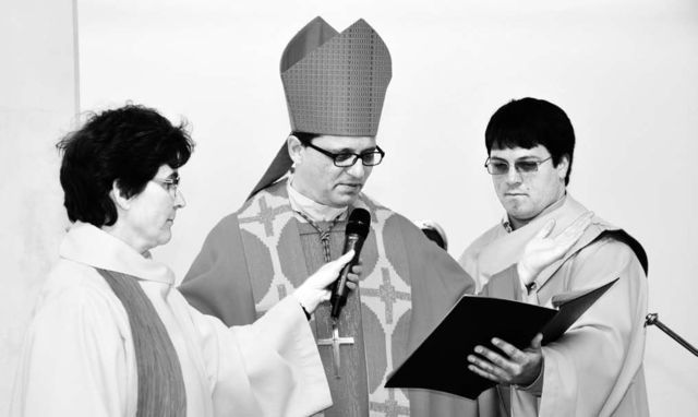 Beim feierlichen Gottesdienst von links: Gemeindeleiterin Edith Rey Kühntopf, Bischof Felix Gmür