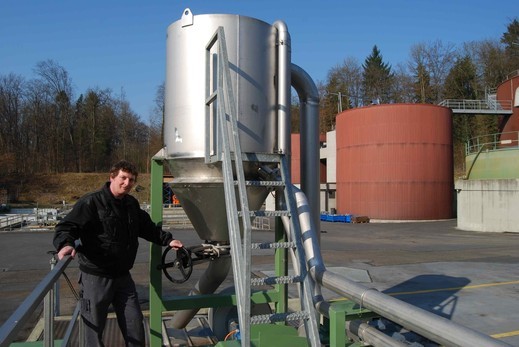 Klärmeister Oliver Staldegger auf dem Gelände der Kläranlage Bremgarten unweit der Reuss. sl Klärmeister Oliver Staldegger auf dem Gelände der Kläranlage Bremgarten unweit der Reuss. sl