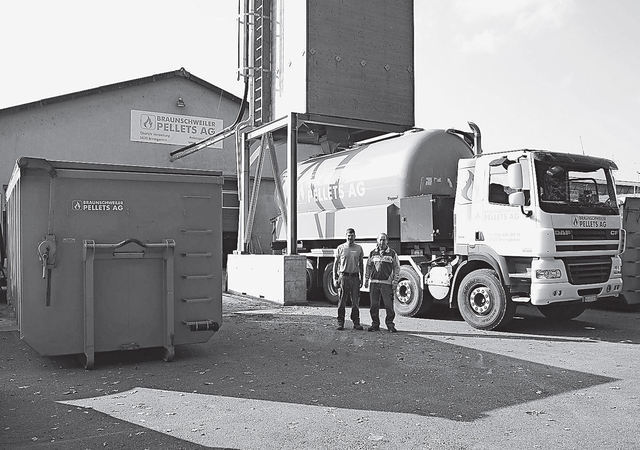 Mathias und Ernst Braunschweiler können stolz sein auf ihren innovativen Energiebetrieb. Bild: Hans Rechtsteiner