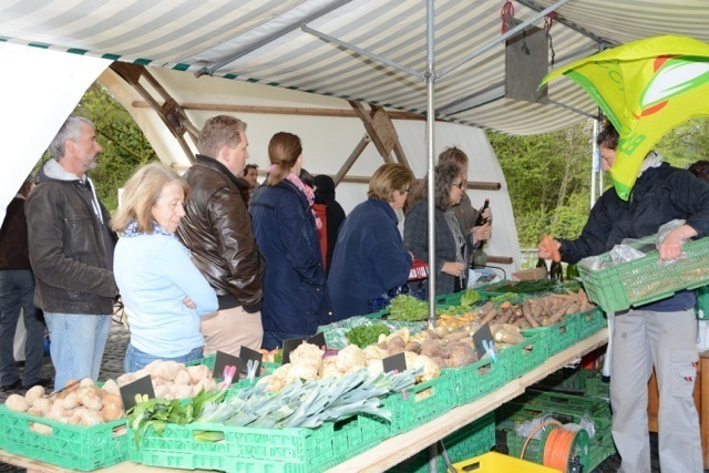 Am vergangenen Samstag erfreuten sich die Eggenwiler am ersten Biomarkt auf dem Dorfplatz. Bild:: BBA/Erika Obrist und Melanie Wirz