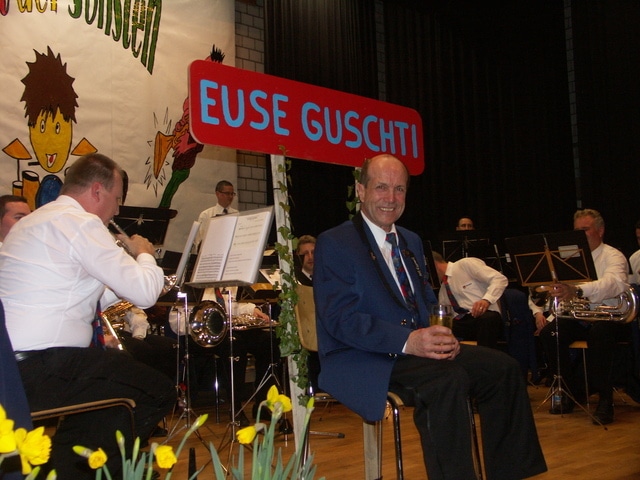 Jahreskonzert 2015 der Musikgesellschaft Eggenwil. August Hartmann lauscht seinem Ehrenmarsch. Er ist seit 50 Jahren aktiver Blasmusiker. Bild: BBA/Vinzenz Brunner