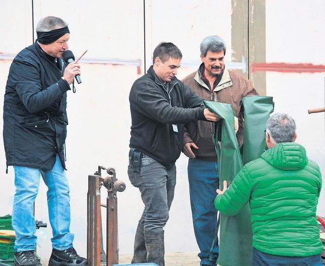 Gantrufer Bruno Furrer (links) verkaufte mit Landwirt Matthias Bollinger (2. von rechts) auch Regenhosen. Bild: BBA 16.01.2018/Roger Wetli