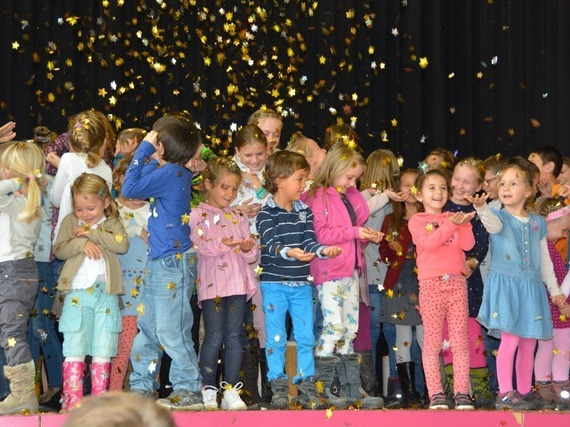 Es regnet goldene Plastiksterne auf die Köpfe der Schulkinder. Sie standen im Mittelpunkt der Feierlichkeiten. Bild: BBA/Lisa Stutz