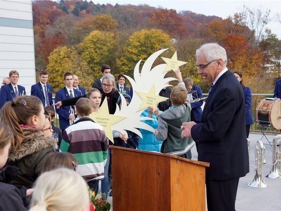 Die Schülerinnen und Schüler klebten ihre Wünsche für die neue Schulanlage auf eine Sternschnuppe, die von nun an im Gebäude zu bewundern ist. Bild: AZ/Dominic Kobelt Die Schülerinnen und Schüler klebten ihre Wünsche für die neue Schulanlage auf eine Sternschnuppe, die von nun an im Gebäude zu bewundern ist. Bild: AZ/Dominic Kobelt