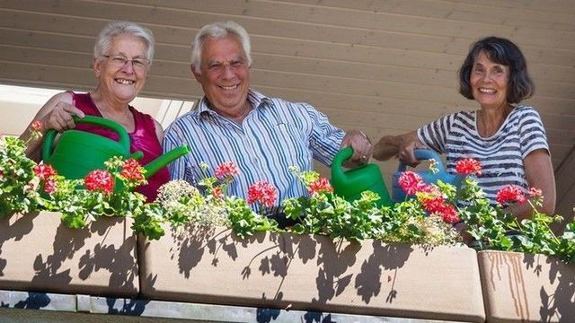 Erna Staub (links) und Nico Höchli engagieren sich für die Eggenwiler Nachbarschaftshilfe, die aus einer Diplomarbeit von Hanni Käch hervorging. Bild: AZ 31.07.2016/Dominic Kobelt