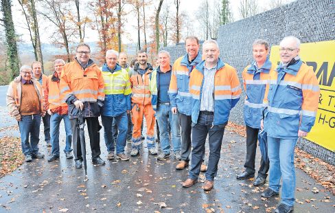 Die Verantwortlichen, dass das Strassenprojekt zwischen Eggenwil und Künten gelang. Marius Büttiker (Zweiter von rechts) und Rolf Meier (Vierter von rechts) sprachen zu den interessierten Gästen. Bild: BBA 22.11.2016/Lisa Stutz Einweihung K 271 Eggenwil Künten vom 18.11.2016. Bild: BBA 22.11.2016/Lisa Stutz