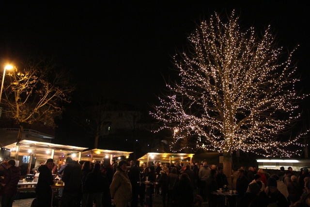 Einstimmung auf die Adventszeit 2016 auf dem Dorfplatz Eggenwil Einstimmung auf die Adventszeit 2016 auf dem Dorfplatz Eggenwil