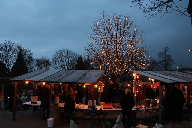 Einstimmung auf die Adventszeit auf dem Dorfplatz Eggenwil