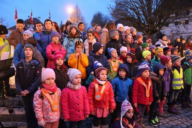 Einstimmung auf die Adventszeit auf dem Dorfplatz Eggenwil