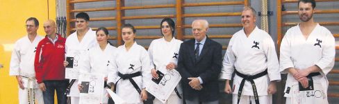 Yuishinkan Karate-Do(CH) Eggenwil - Nach erfolgreicher Prüfung (v.l.): Markus Wien (Vereinsgründer und Prüfer), Kaspar Reinhart (Prüfer), Matthias Nanz, Patrizia Wien, Julia Knoller, Heidi Käch (Prüflinge), Fritz Nöpel (höchster Danträger Europas), Wolfgang Jordan (Prüfer), Sascha Camenzind (Prüfling). Bild: BBA 31.01.2017/Josip Lasic