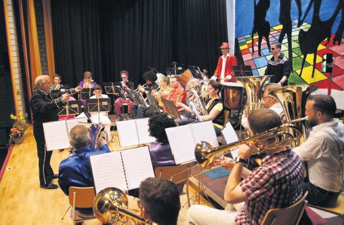 Nach der Pause war die Musikgesellschaft Eggenwil in farbig-flippigem Outfit wieder auf die Bühne gekommen. Bild: BBA 04.04.2017/hr