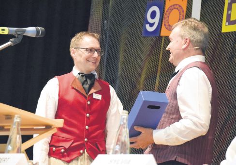Bärti Lang gratuliert seinem Nachfolger Markus Vogel (links). Er wurde zum neuen Präsidenten gewählt. Bild: BBA 16.05.2017/itr