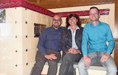 In der Buurestube des Sternen: Gastgeber Michael Kunz (links), Eigentümerin Lydia Schürmann und Koch Mathias Kunz. Bild: AZ 15.09.2017/Walter Christen
