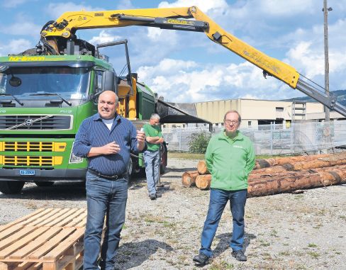 Biagio Incollingo begrüsst Behörden, Gäste und Einwohner zur Vorstellung der Pelletherstellung. Bild: BBA 19.09.2017/fw