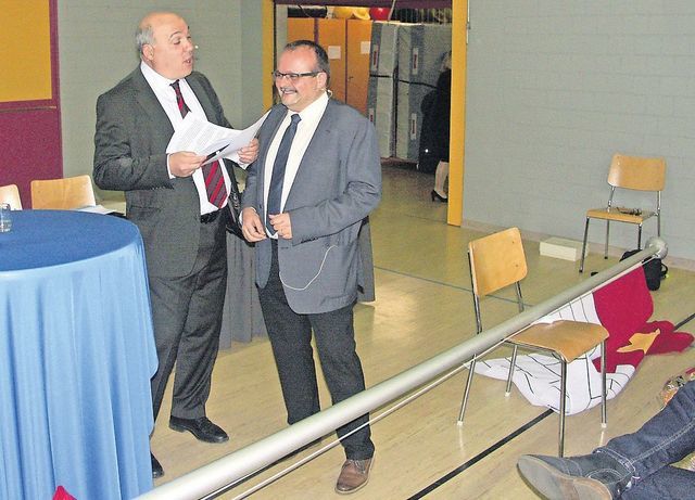 Biagio Incollingo (links) überreicht Thomas Endres einen Fahnenmast inklusive Eggenwiler Fahne. Bild: BBA 28.11.2017/Vincenz Brunner