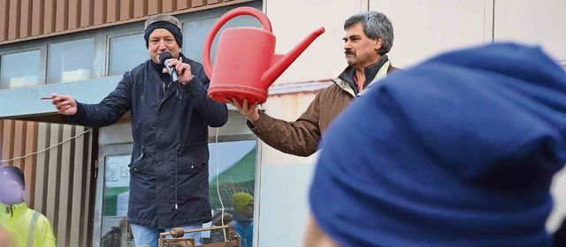 Gantrufer Bruno Furrer aus Mosen (links) kann wirklich alles verkaufen. Aber für Matthias Bollingers rote Giesskanne wollte einfach niemand etwas bieten. Bild: AZ 15.01.2018/CB