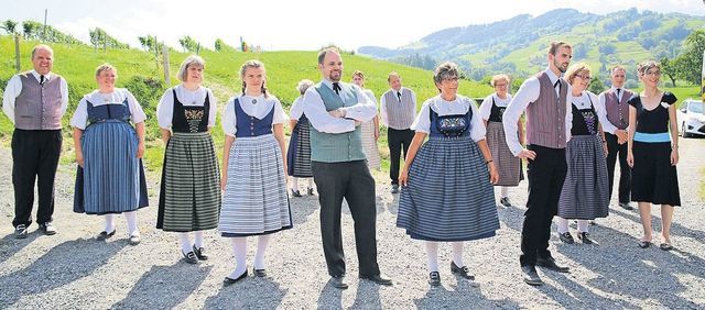 Fabian Scheuss ist neuer Präsident der Volkstanzgruppe Eggenwil (Vierter von Rechts). Bild: BBA 26.01.2018/zg