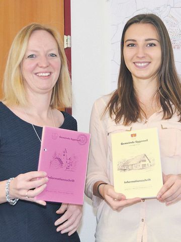 Ursula Staubli (links) hält die erste Ausgabe von 1994 in den Händen, Tatjana Maggiulli die zweitletzte von 2017. Bild: BBA 13.02.2018/Roger Wetli