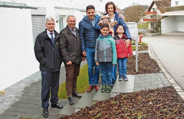Gemeindeschreiber Walter Bürgi und Ammann Roger Hausherr (von links) heissen Familie Marchese herzlich willkommen. Bild: AZ 29.03.2018/Andrea Weibel