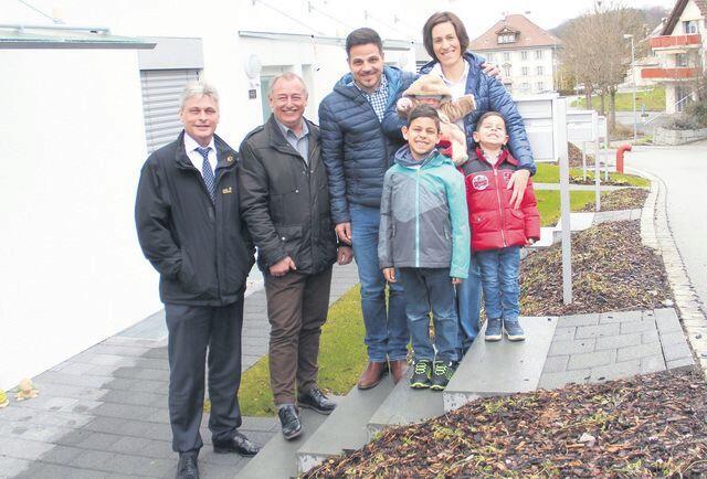 Eggenwil heisst Antonio Marchese mit Nevio, Gionatan und seine Frau Melanie mit Mattia auf dem Arm herzlich willkommen. Bild: BBA 04.04.2018/zg