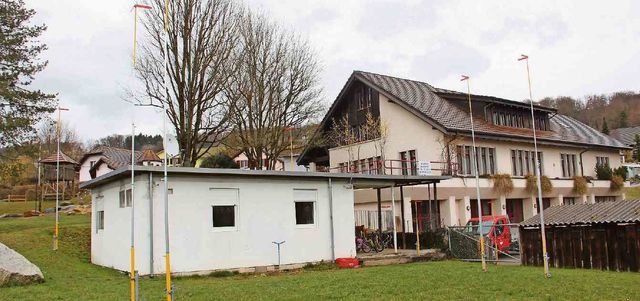 Während des Abbruchs und des Neubaus der Eggenwiler Asylunterkunft muss die sechsköpfige Familie aus Eritrea umziehen. Bild: AZ 04.04.2018/Andrea Weibel