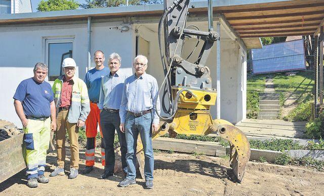 (V.l.) Baggerführer Urim Lotishi, Bauführer Kilian Steger, Markus Belser, technischer Dienst Eggenwil, Gemeindeschreiber Walter Bürgi und Architekt Rolf Rey. Bild: BBA 01.05.2018/Roger Wetli