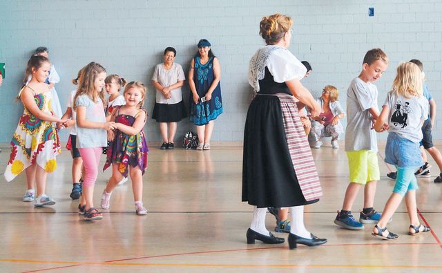 Die Kinder und Jugendlichen lernten in Eggenwil verschiedene einfache Volkstänze. Bild: BBA 05.06.2018/Roger Wetli