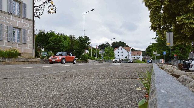Die Badenerstrasse in Eggenwil soll saniert und begrünt werden, um dem Dorf Innerorts-Charakter zu geben. Bild: AZ 13.06.2018/Cornelia Schlatter