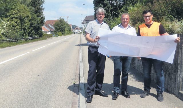 Gemeindeschreiber Walter Bürgi (links), Gemeindeammann Roger Hausherr und Projektleiter Elmin Jelecevic der kantonalen Abteilung Tiefbau schauen sich die Pläne vor Ort an. Bild: BBA 15.06.2018/zg