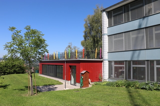 Schul- und Mehrzweckanlage Eggenwil – Anbau Kindergarten südwestlich des Schulhauses im Jahr 2015