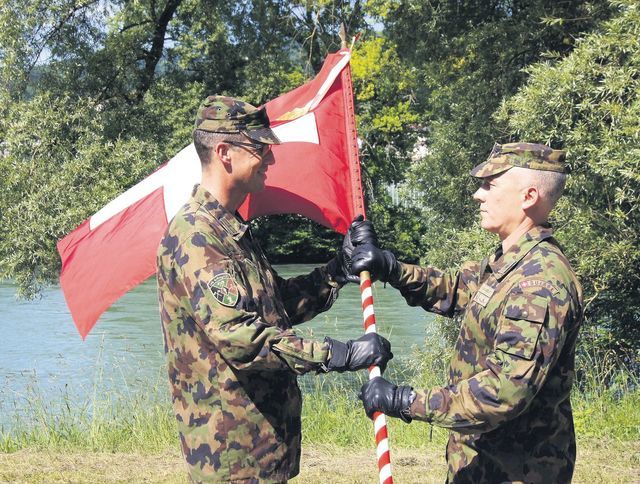 Brigadier Stefan Christen (links) übergab die Fahne an den neuen Kommandanten, Oberst Patrick Galimberti. Bild: BBA 22.06.2018/Hans Rechsteiner