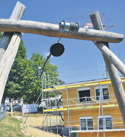 Die Seilbahn des Spielplatzes wird um rund zwei Meter von der neuen Asylunterkunft wegverschoben. Bild: BBA 20.07.2018/Roger Wetli