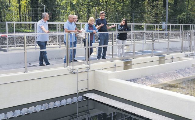 Abwasser im Vorklärbecken und daneben das Wasser, das in die Reuss fliesst. Präsident Pius With erklärt anschaulich. Bild: BBA 25.09.2018/Lis Glavas