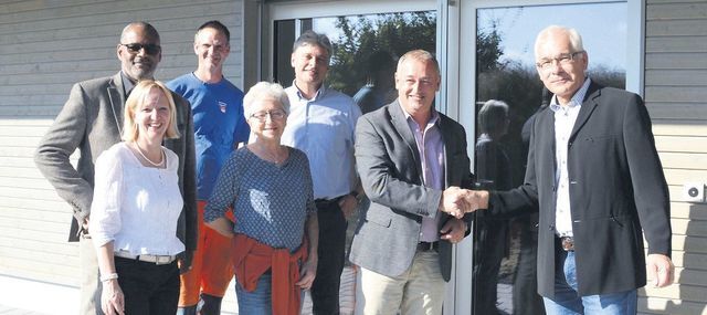 Michael Stoll (Gemeinderat), Ursula Staubli (Leiterin Finanzen und Soziale Dienste), Markus Belser (Technischer Dienst), Sonja Studer (Betreuerin Asylsuchende), Walter Bürgi (Gemeindeschreiber) und Roger Hausherr (Gemeindeammann) übernahmen die Schlüssel von Architekt Rolf Rey (von links). Bild: BBA 02.10.2018/Roger Wetli