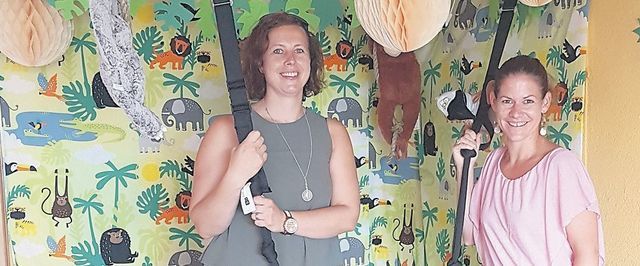 Tamara Marx (links) und Fabienne Stenz freuen sich auf die Neueröffnung der Spielgruppe «Sunnehüsli» in Eggenwil. Bild: BBA 07.08.2018/zg