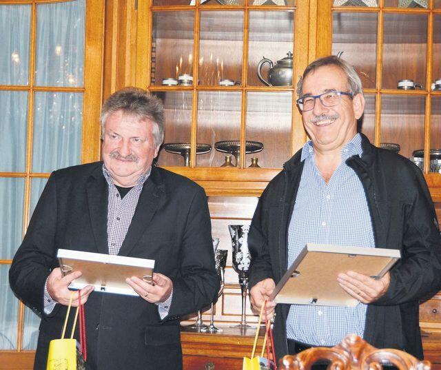 GV Gemeindeschreiberverband Bezirk Bremgarten vom 26.10.2018 in Eggenwil: Den nun pensionierten Gemeindeschreibern Markus Meier (links, Villmergen) und Felix Etterlin (Zufikon) wurde die Freimitgliedschaft verliehen. Bild: BBA 30.10.2018/Erika Obrist