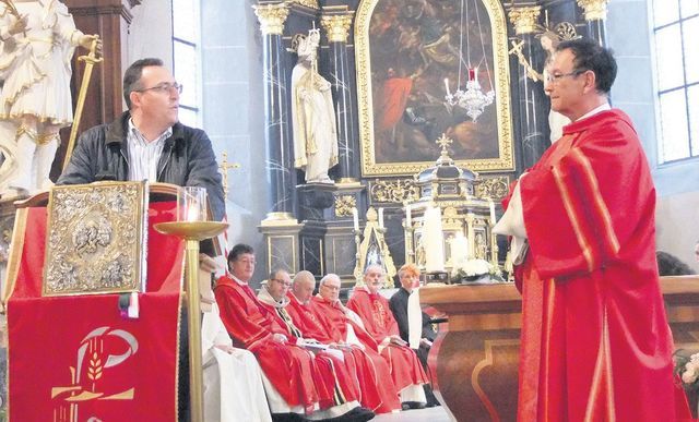Kirchenpflegepräsident Cornel Wick beleuchtete in seiner Rede die Verdienste von Ueli Hess. Bild: BBA 30.10.2018/Bernadette Oswald