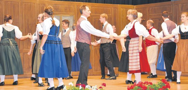 Die Volkstanzgruppe Eggenwil brachte unter anderem drei Uraufführungen auf die Bühne. Bild: BBA 30.10.2018/tre