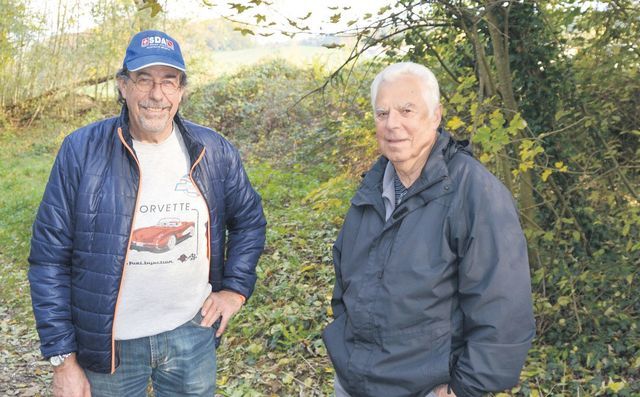 Viktor Trutmann (links) schaut jede Woche, ob noch Futter in den Häuschen ist. Vereinsmitglied Nico Höchli füttert die Vögel in seinem Garten. Bild: BBA 06.11.2018/Roger Wetli