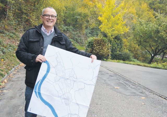 Gemeinderat Frank Bonnemeier zeigt die Pläne der sanierungsbedürftigen Quartierstrasse. Bild: BBA 09.11.2018/Roger Wetli